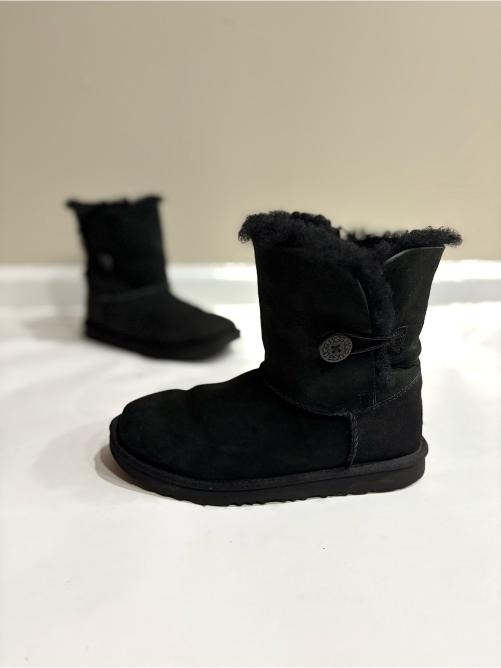 UGG Bailey Button Boots Women’s Size 4 Black Shearling Cozy Chic Y2K Winter
